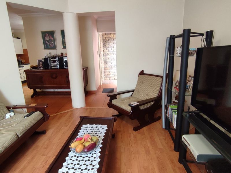 Neat as a Pin – Stunning 3-Bedroom Family Home in Prime Location! - Photo 5