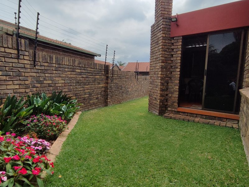 Neat as a Pin – Stunning 3-Bedroom Family Home in Prime Location! - Photo 2