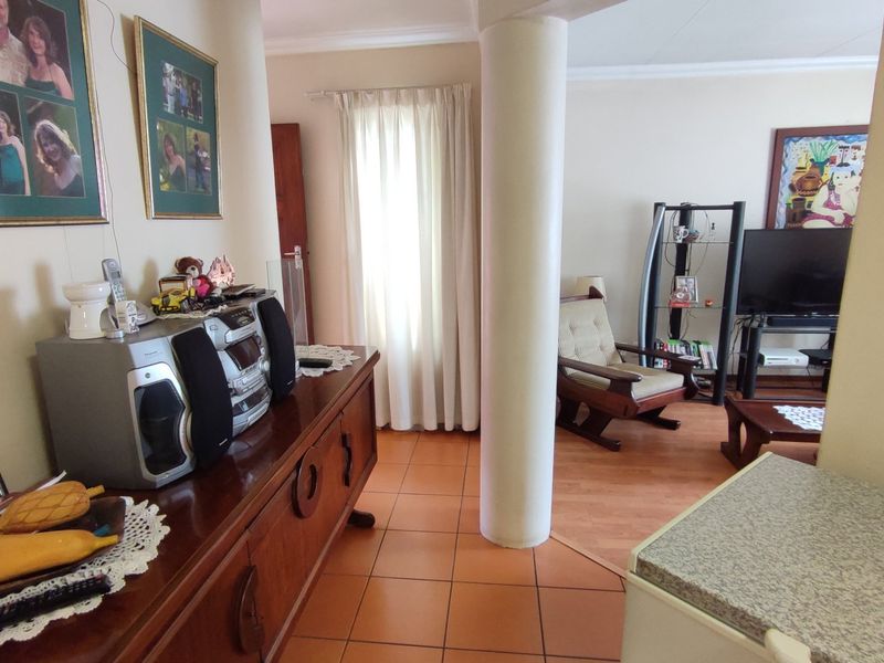 Neat as a Pin – Stunning 3-Bedroom Family Home in Prime Location! - Photo 8