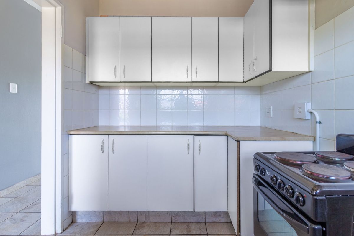 Own your own home! A Beautifully Spacious 1 Bedroom Unit going for a STEAL in Horizon View! - Photo 4