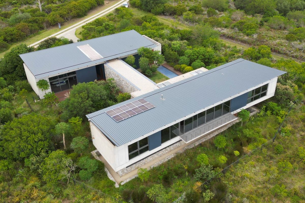 Contemporary Linear Pezula Private Estate home with an eco friendly focus. - Photo 2