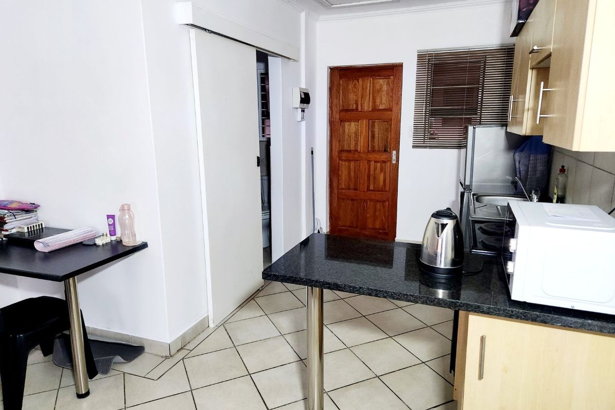 Investor’s Dream: Spacious 1-Bedroom Apartment with Rental Income!   - Photo 4