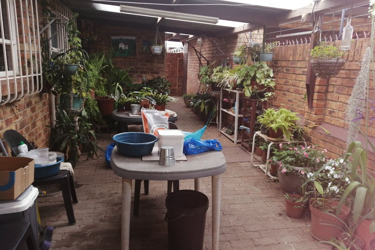 2 Bedroom House for Sale in Strubenvale - Photo 2