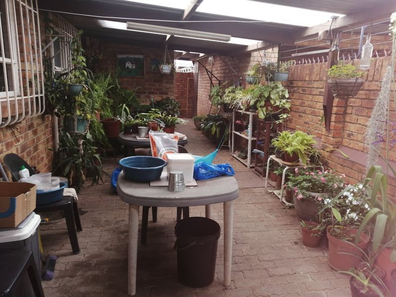 2 Bedroom House for Sale in Strubenvale - Photo 2