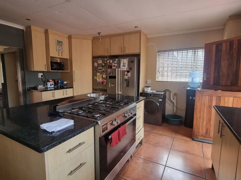 4 Bed 3 Bath House Double Garage with Flatlet and Single Garage - Photo 4