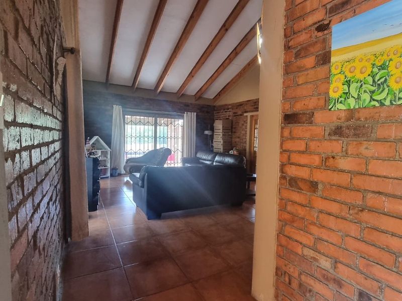 4 Bed 3 Bath House Double Garage with Flatlet and Single Garage - Photo 7