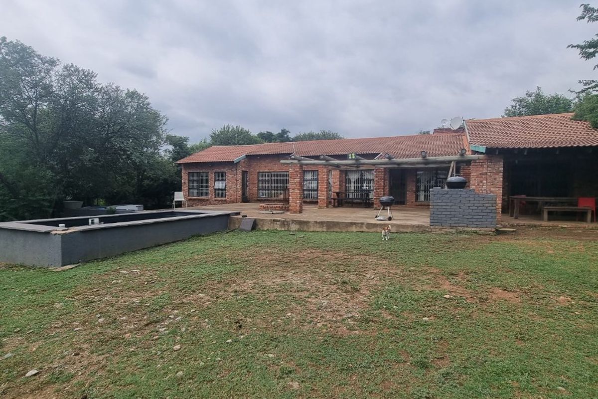 Idyllic Krugersdorp Farm Retreat with Flatlet - Photo 2