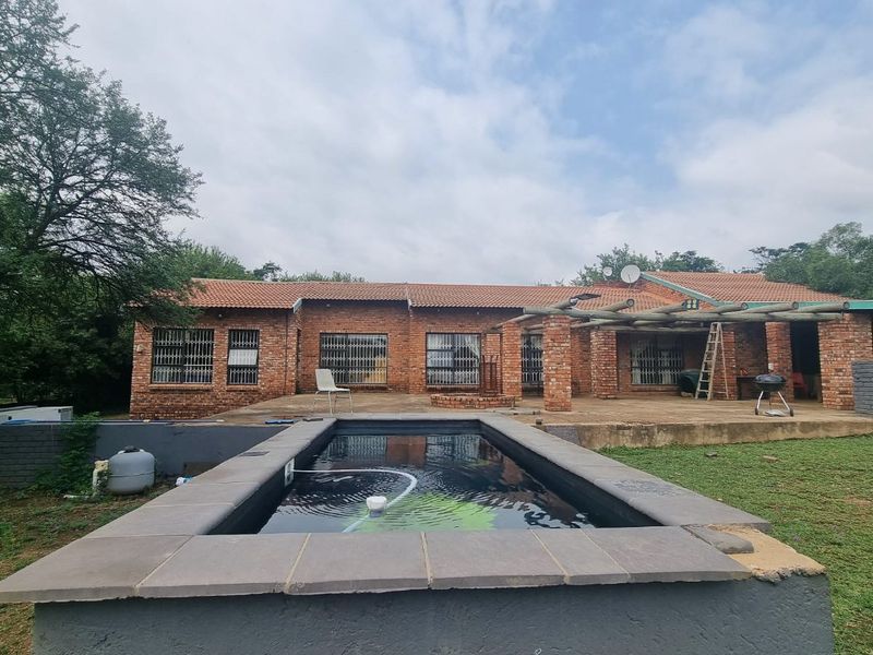 Idyllic Krugersdorp Farm Retreat with Flatlet - Photo 2