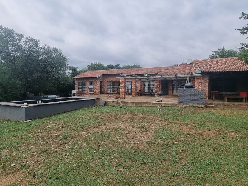Idyllic Krugersdorp Farm Retreat with Flatlet - Photo 1