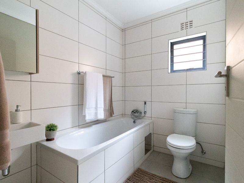 Beautiful 3 bed and 2.5 bath house to let - Photo 10