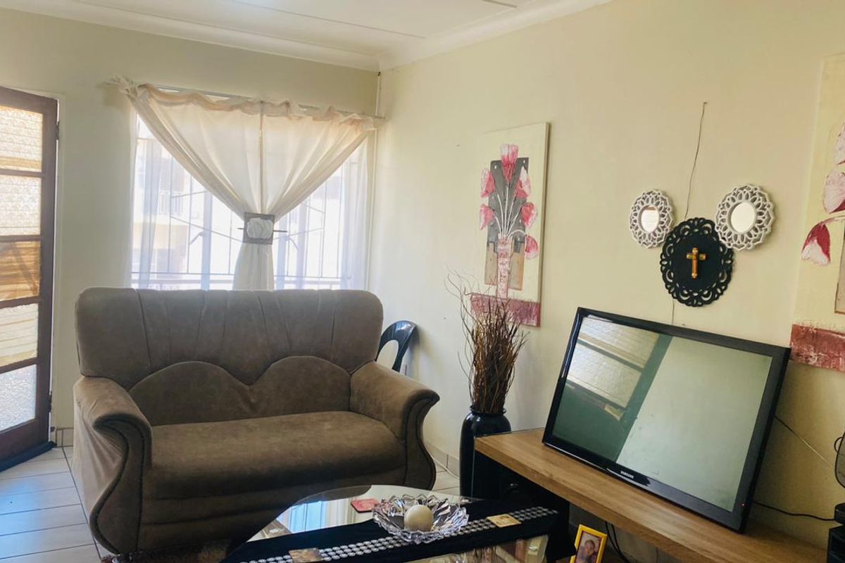 Beautiful 2 bedroom Apartmrnt for sale in Navalsig, Bloemfontein  - Photo 2