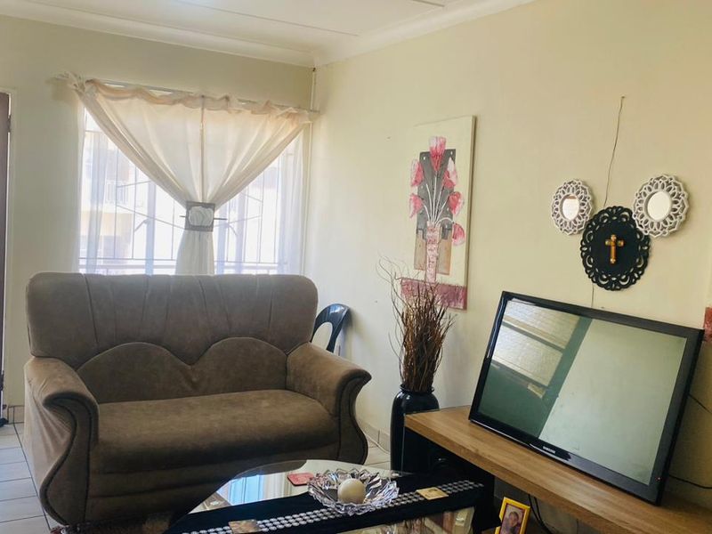 Beautiful 2 bedroom Apartmrnt for sale in Navalsig, Bloemfontein  - Photo 2