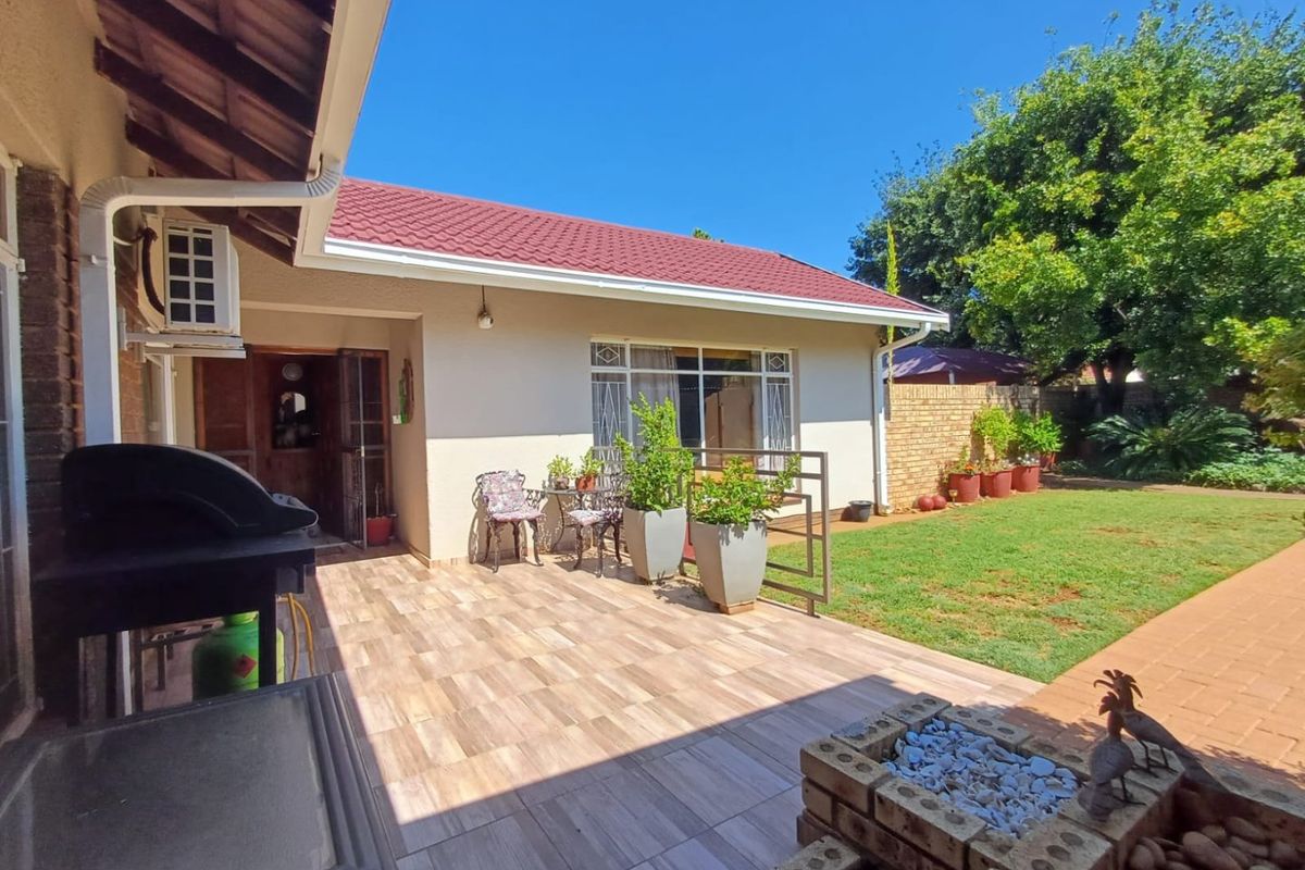 Spacious Family Home with Flat and Excellent Amenities in Stilfontein - Photo 5