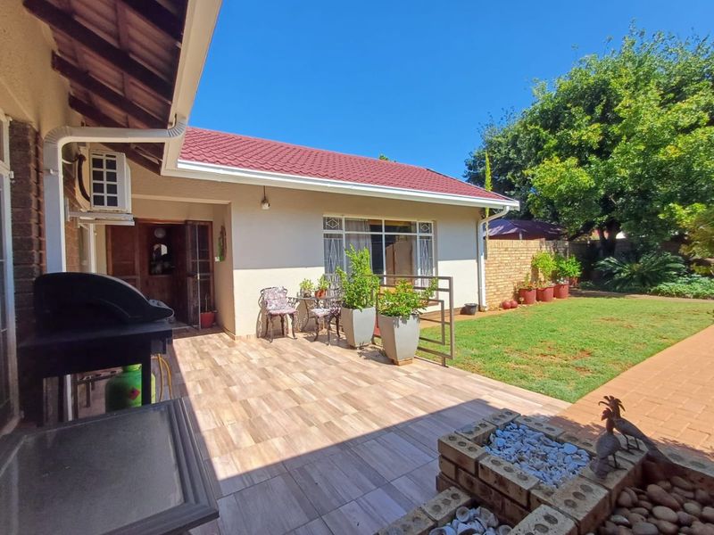 Spacious Family Home with Flat and Excellent Amenities in Stilfontein - Photo 5