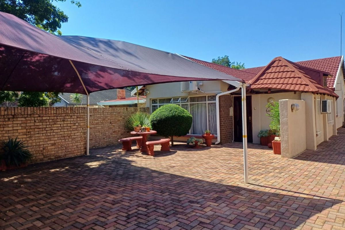 Spacious Family Home with Flat and Excellent Amenities in Stilfontein - Photo 2