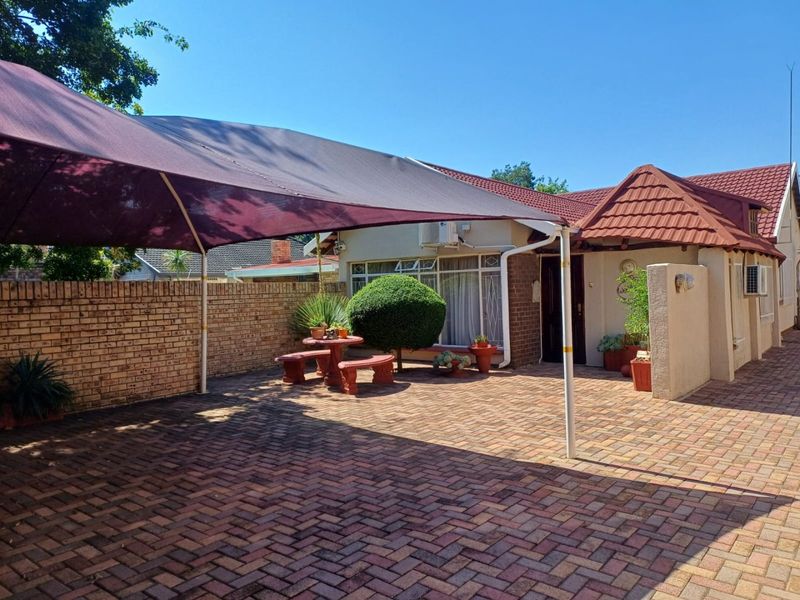 Spacious Family Home with Flat and Excellent Amenities in Stilfontein - Photo 2