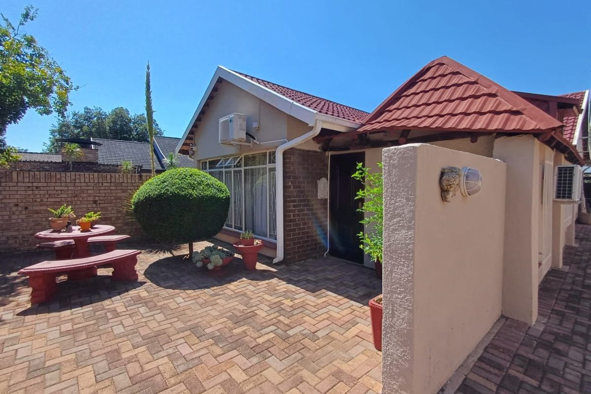 Spacious Family Home with Flat and Excellent Amenities in Stilfontein - Photo 4