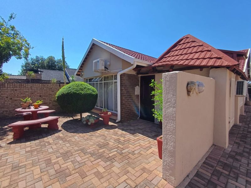 Spacious Family Home with Flat and Excellent Amenities in Stilfontein - Photo 4
