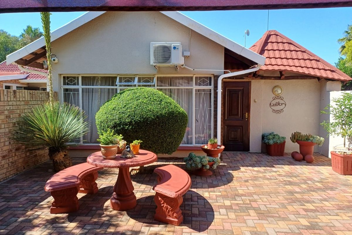 Spacious Family Home with Flat and Excellent Amenities in Stilfontein - Photo 3