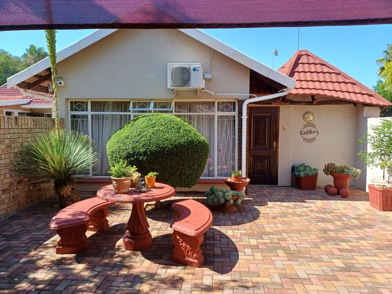Spacious Family Home with Flat and Excellent Amenities in Stilfontein - Photo 3