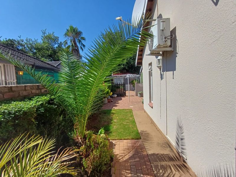 Spacious Family Home with Flat and Excellent Amenities in Stilfontein - Photo 10