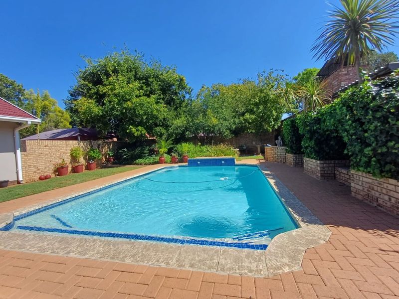 Spacious Family Home with Flat and Excellent Amenities in Stilfontein - Photo 8