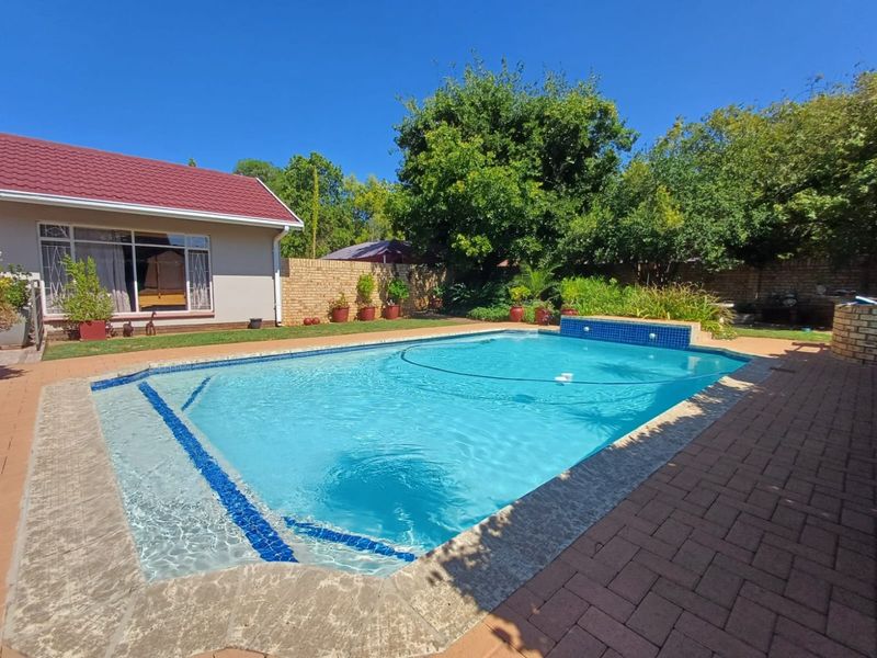 Spacious Family Home with Flat and Excellent Amenities in Stilfontein - Photo 9