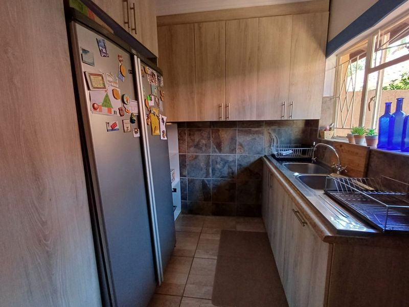 Spacious Family Home with Flat and Excellent Amenities in Stilfontein - Photo 6