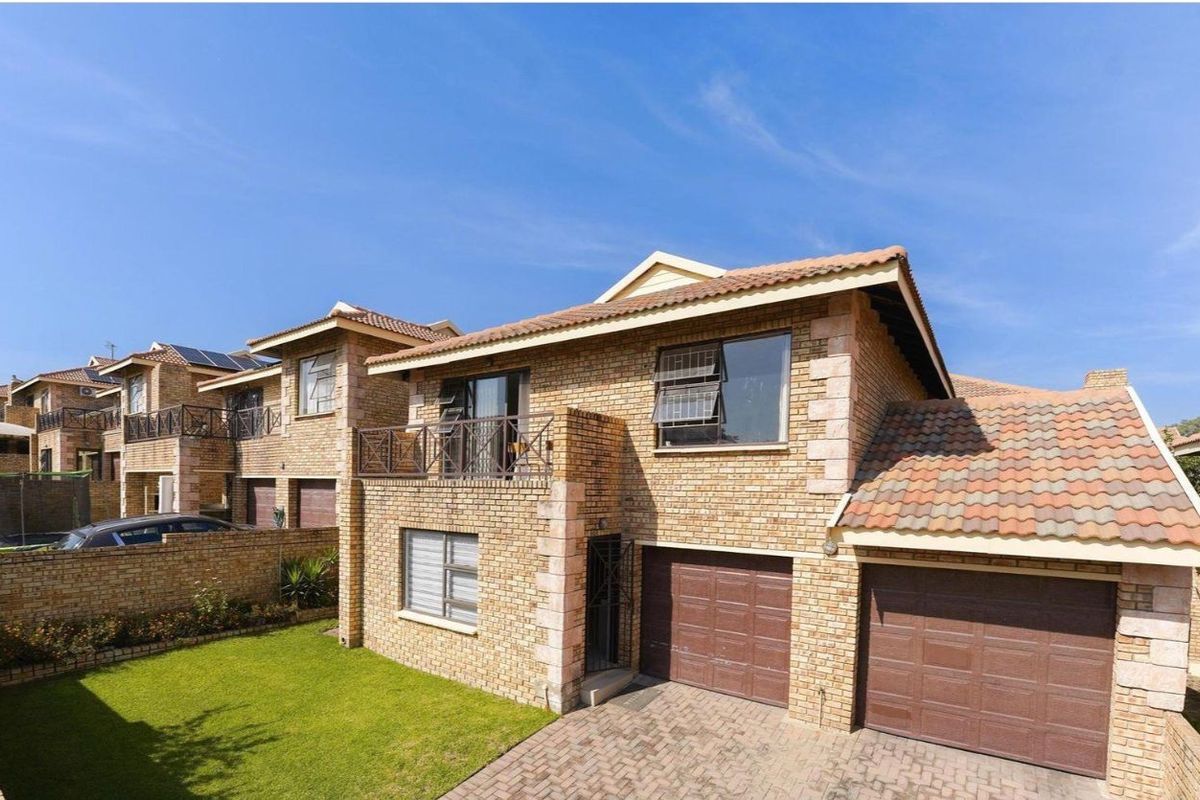 Beautiful 3 Bedroom Duplex For Sale in Noordhang.  - Photo 3