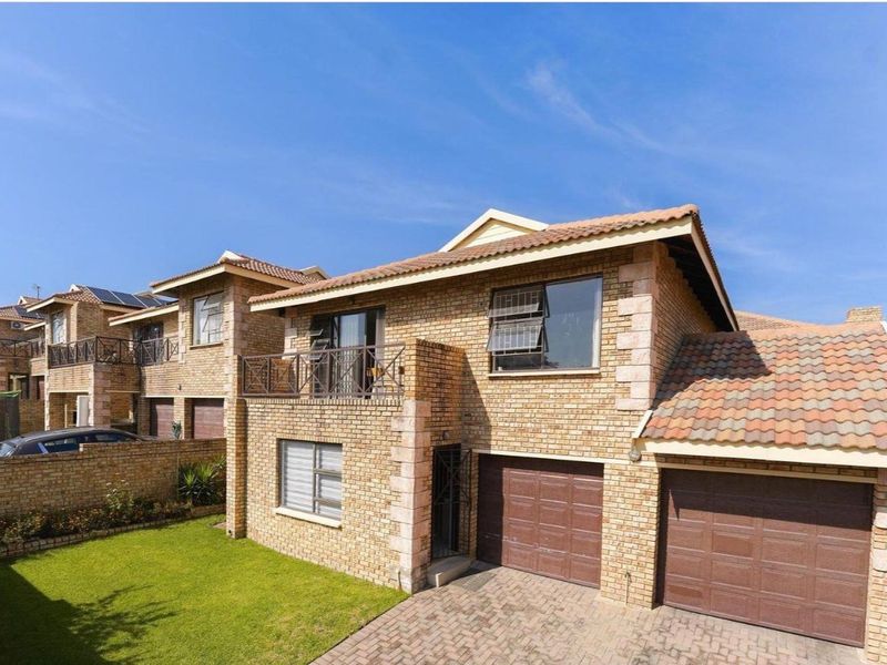 Beautiful 3 Bedroom Duplex For Sale in Noordhang.  - Photo 3