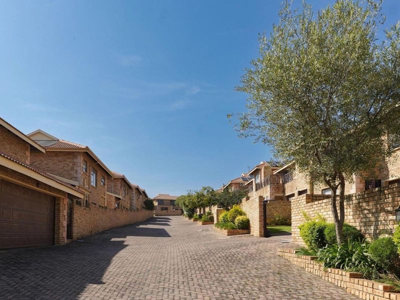 Beautiful 3 Bedroom Duplex For Sale in Noordhang.  - Photo 6