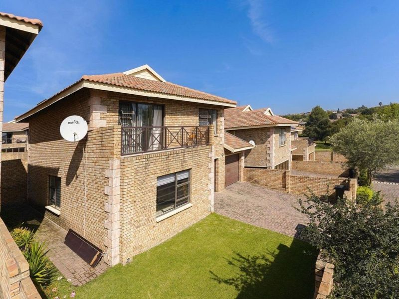 Beautiful 3 Bedroom Duplex For Sale in Noordhang.  - Photo 7