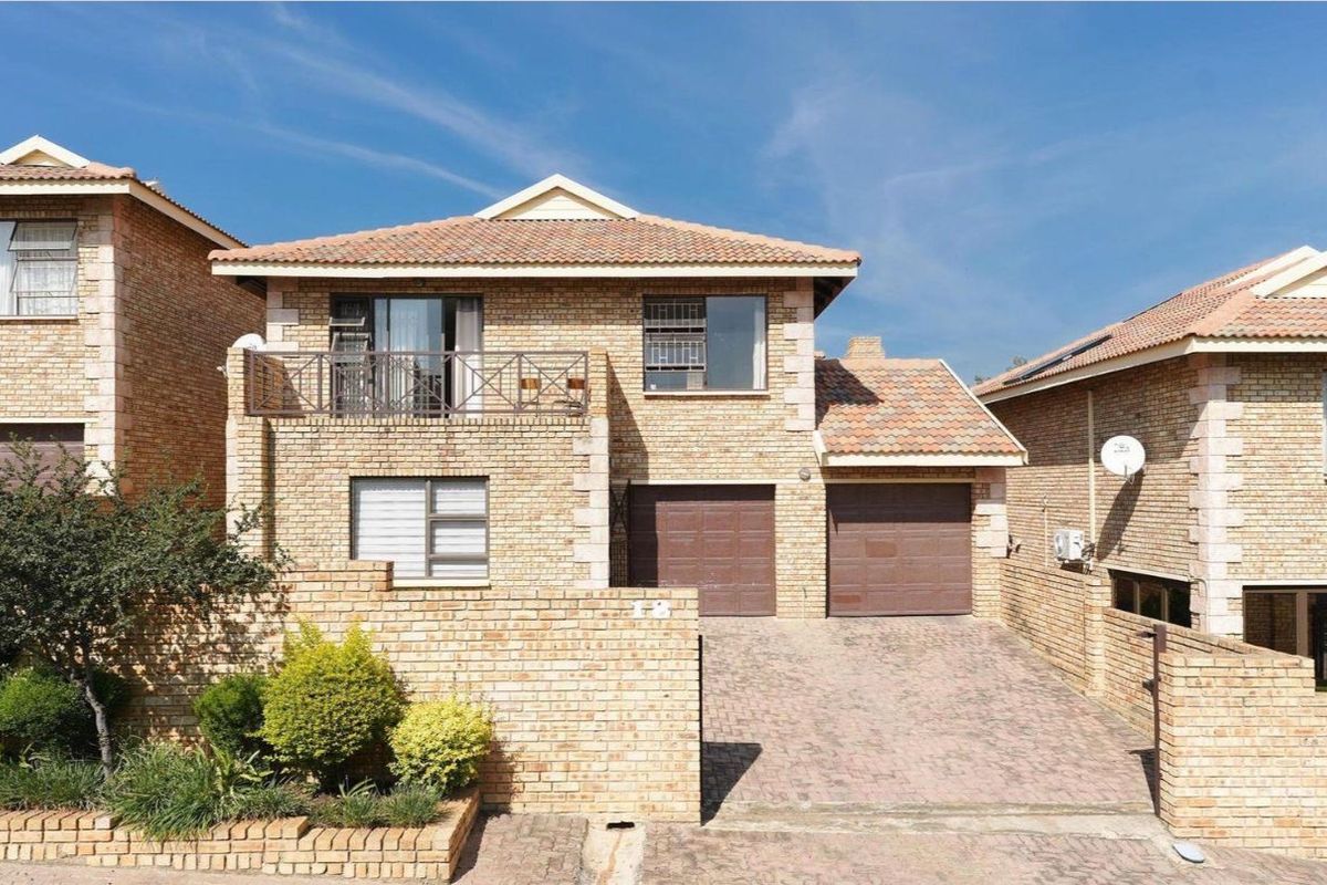 Beautiful 3 Bedroom Duplex For Sale in Noordhang.  - Photo 2