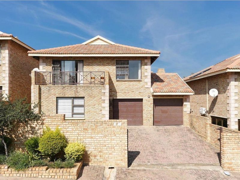 Beautiful 3 Bedroom Duplex For Sale in Noordhang.  - Photo 2