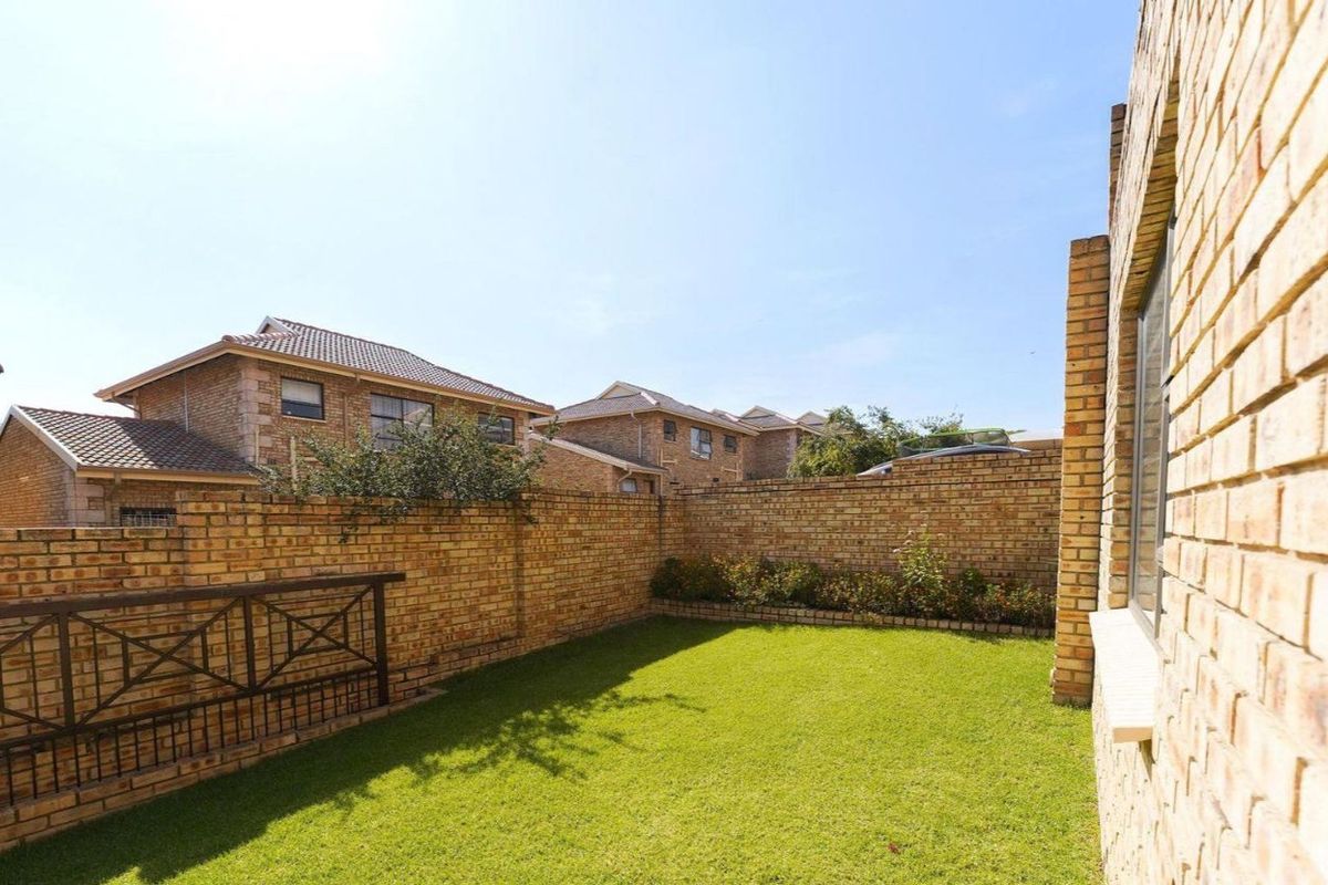 Beautiful 3 Bedroom Duplex For Sale in Noordhang.  - Photo 5