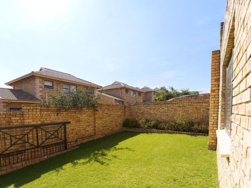 Beautiful 3 Bedroom Duplex For Sale in Noordhang.  - Photo 5