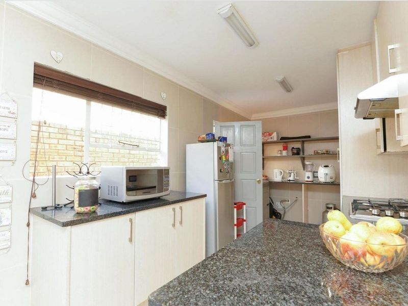 Beautiful 3 Bedroom Duplex For Sale in Noordhang.  - Photo 9