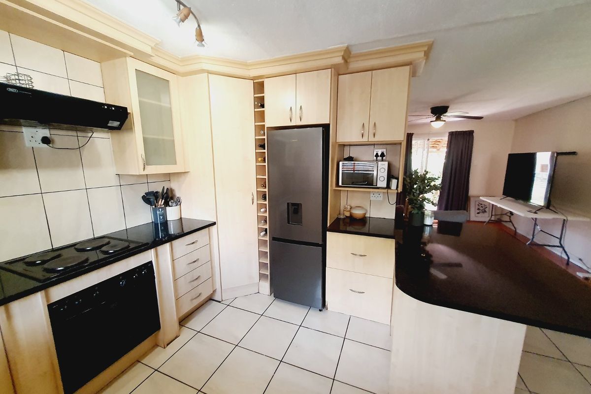 Modern 2-Bedroom Duplex in Sought-After Moreleta Park Complex – Regrettably No Pets Allowed - Photo 4