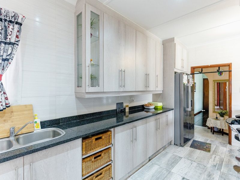 Extremely Well Maintained 4 Bedroom House Plus A 3 Bedroom Second House - Photo 8