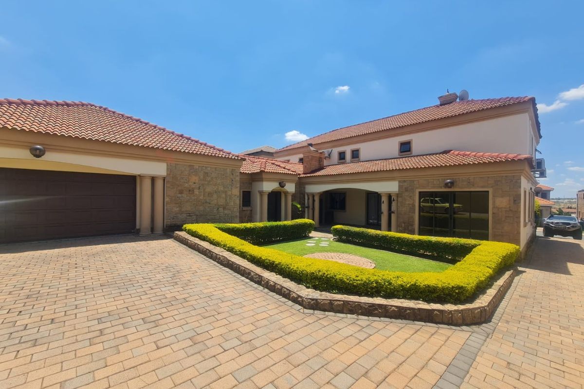 4 Bedroom Property For Sale In Blue Valley Golf Estate  - Photo 4