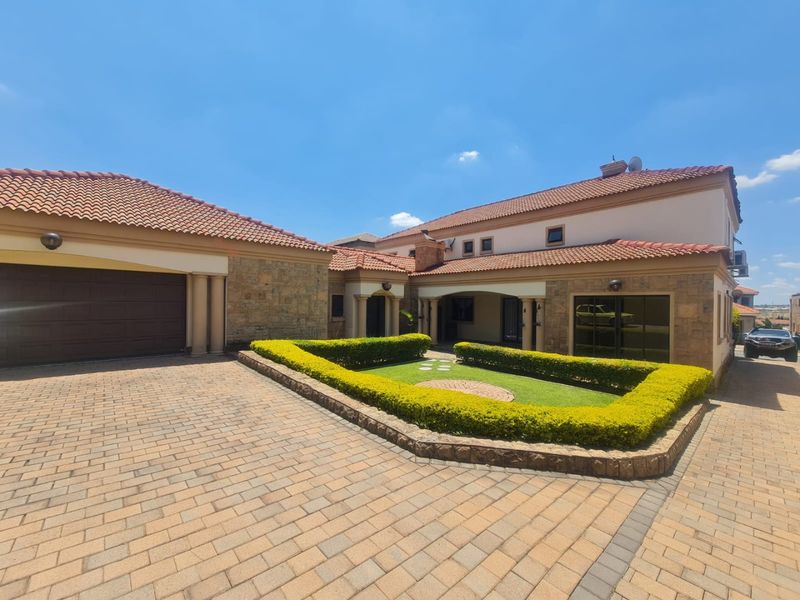 4 Bedroom Property For Sale In Blue Valley Golf Estate  - Photo 4