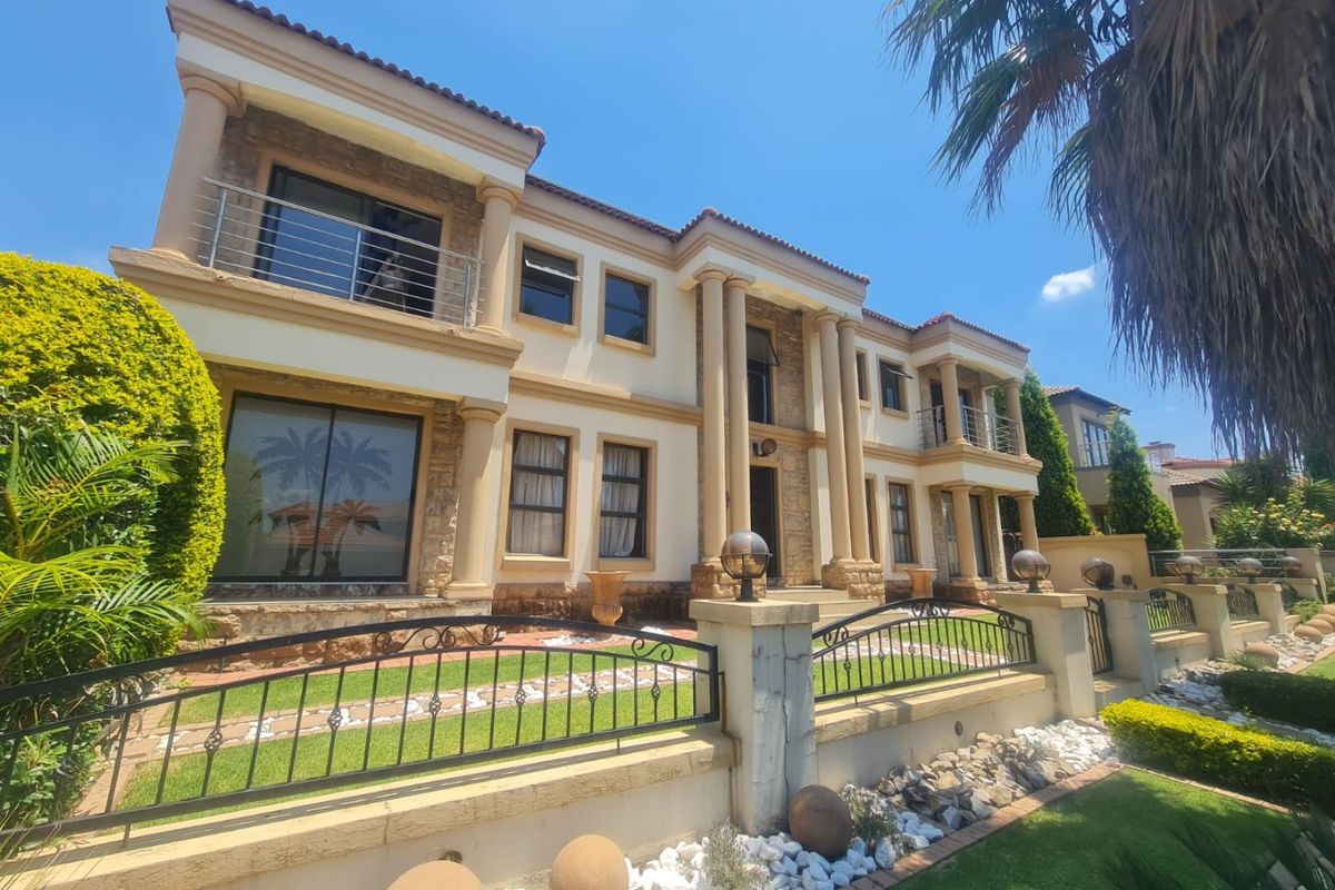 4 Bedroom Property For Sale In Blue Valley Golf Estate  - Photo 3