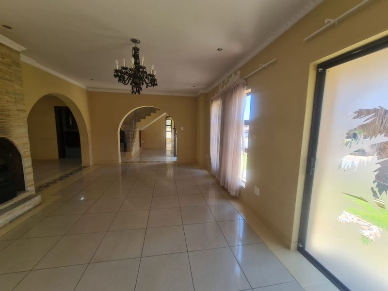 4 Bedroom Property For Sale In Blue Valley Golf Estate  - Photo 10