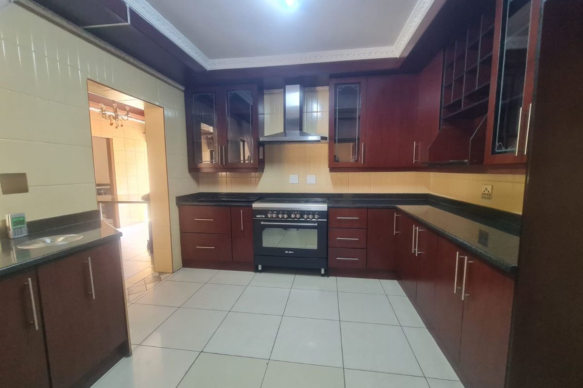 4 Bedroom Property For Sale In Blue Valley Golf Estate  - Photo 5