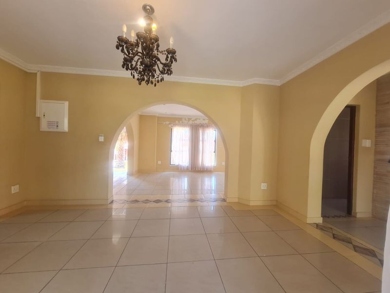 4 Bedroom Property For Sale In Blue Valley Golf Estate  - Photo 9