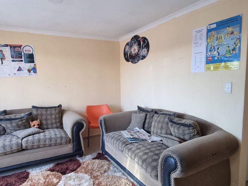 2 Bedroom House For Sale In Fleurhof  - Photo 4