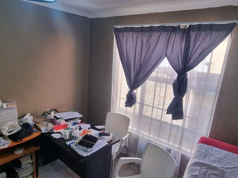 2 Bedroom House For Sale In Fleurhof  - Photo 10