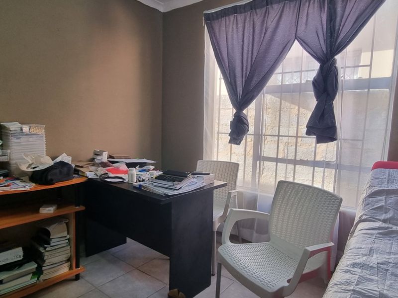 2 Bedroom House For Sale In Fleurhof  - Photo 9