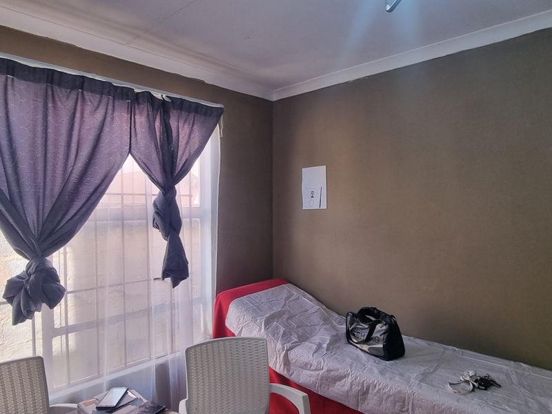 2 Bedroom House For Sale In Fleurhof  - Photo 8