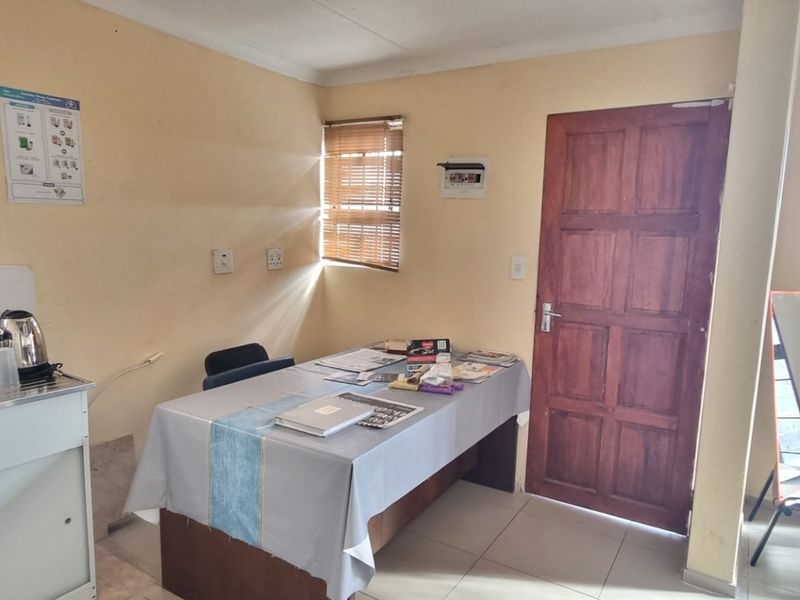 2 Bedroom House For Sale In Fleurhof  - Photo 7